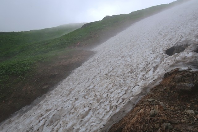 石転び沢雪渓の最大斜度付近