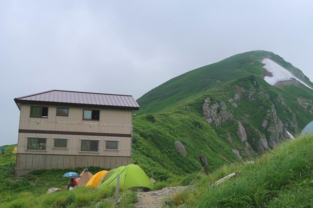 梅花皮小屋と北股岳