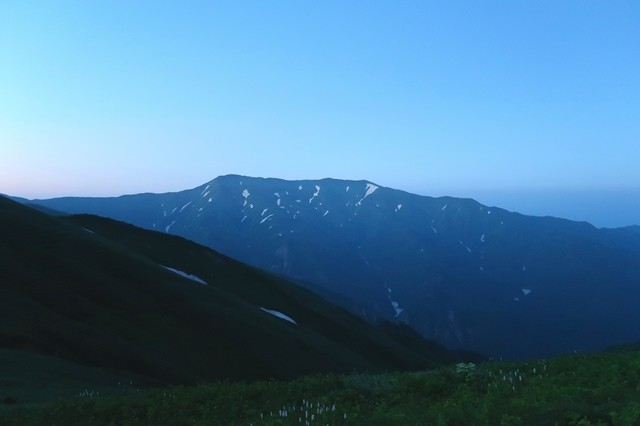 夜明けを迎える飯豊連峰最高峰大日岳