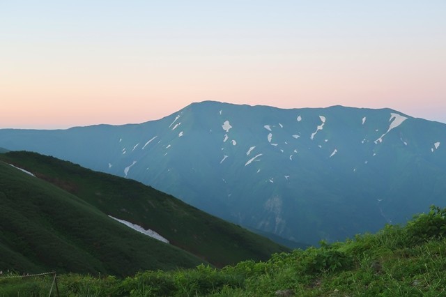 大日岳も朝日に染まってた