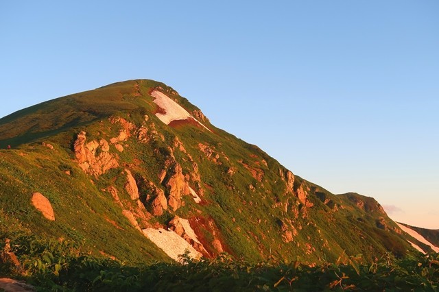 北股岳が朝日に染まった様子