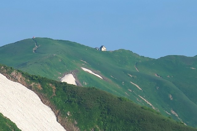 梅花皮岳の山頂直下から門内小屋・門内岳