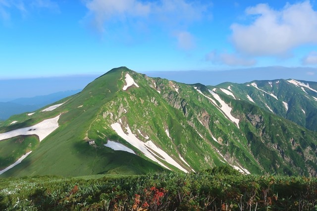 飯豊山縦走路梅花皮小屋、北股岳の景色