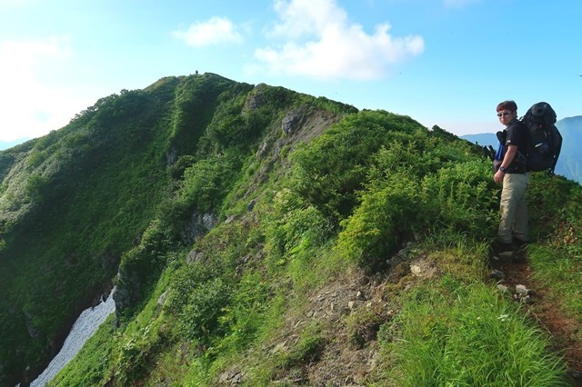 登山者と梅花皮岳