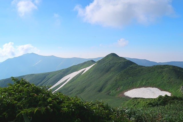 梅花皮岳の山頂から見る烏帽子岳の景色