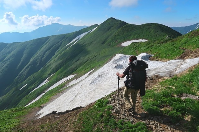 手前が烏帽子岳、奥に見えているのが飯豊山山頂