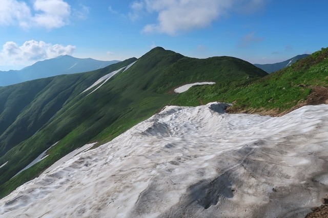 飯豊山は雪深い