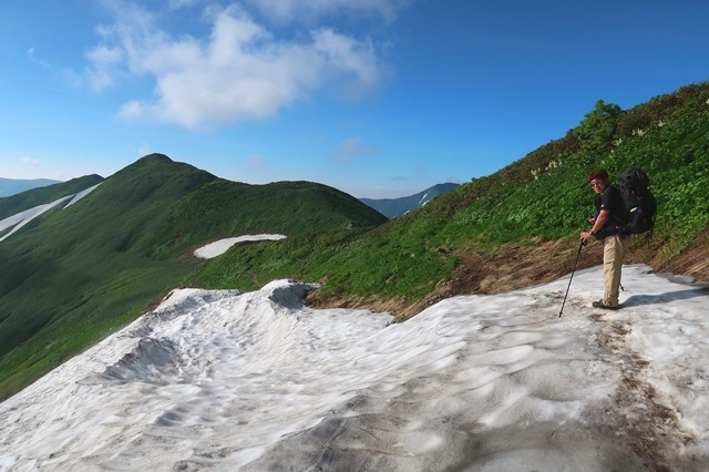 飯豊連峰縦走路の雪渓の上