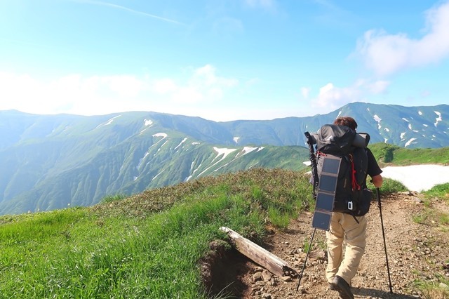 御西小屋まを目指す登山者