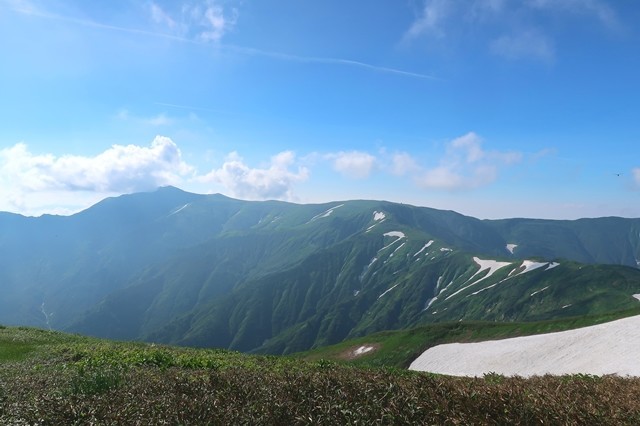 飯豊山に至る縦走路遠望