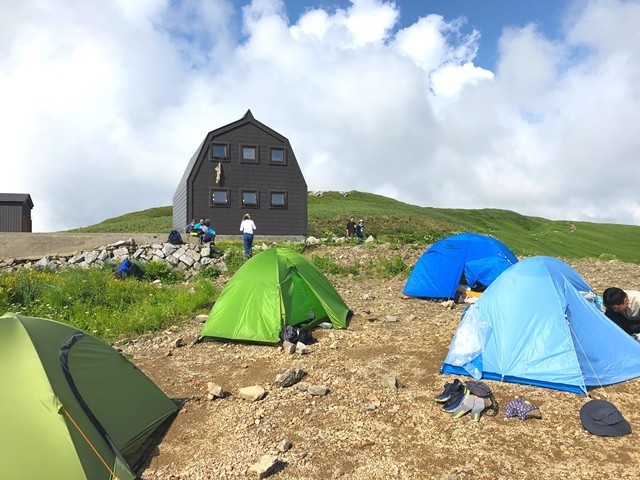 御西小屋のテント場混雑してきた様子