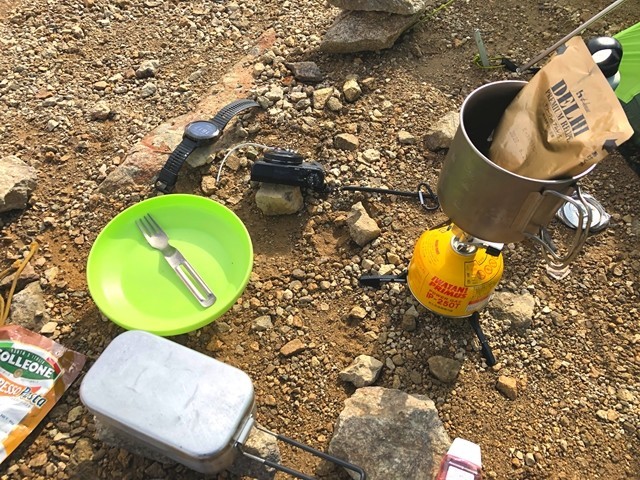 御西小屋のテント場で夕食準備