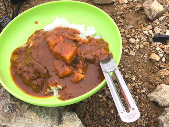 御西小屋のテント場でカレーを作った様子