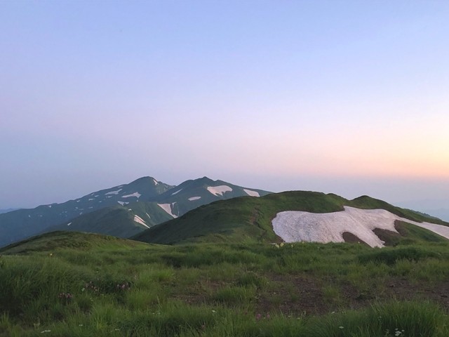 夜明けを迎える烏帽子岳・梅花皮岳景色