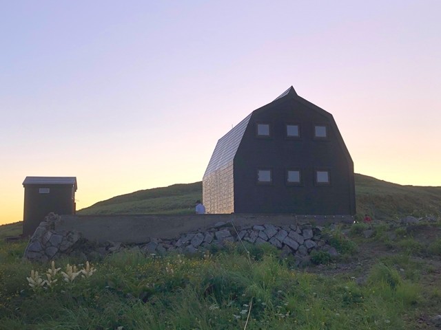 夜明けを迎える御西小屋