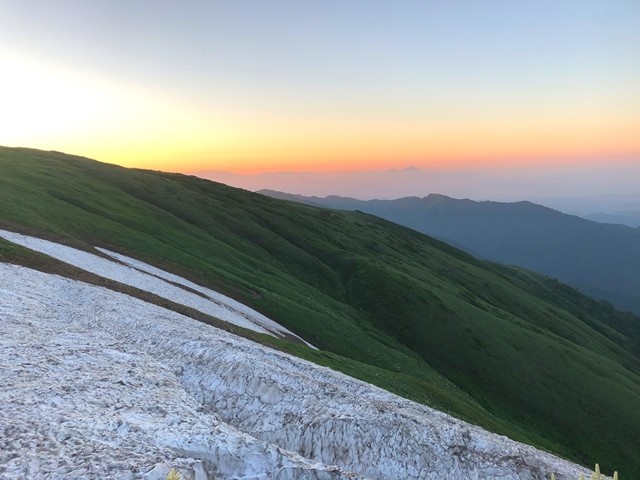 飯豊山の山頂方面から日の出