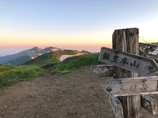 御西小屋の飯豊連峰縦走ルート分岐