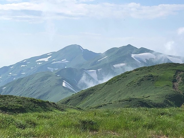 御西小屋から見る飯豊連峰縦走路