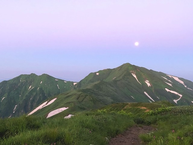 御西小屋のテント場から見た飯豊連峰最高峰の大日岳