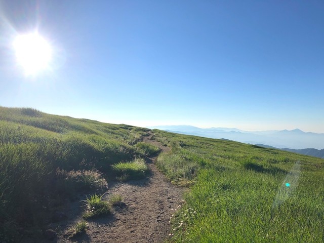 飯豊山まで雰囲気の良い登山道の様子