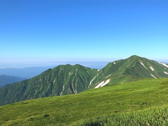 小さな池塘と飯豊連峰の景色