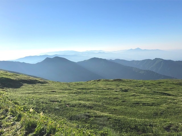飯豊山への縦走中の磐梯山景色