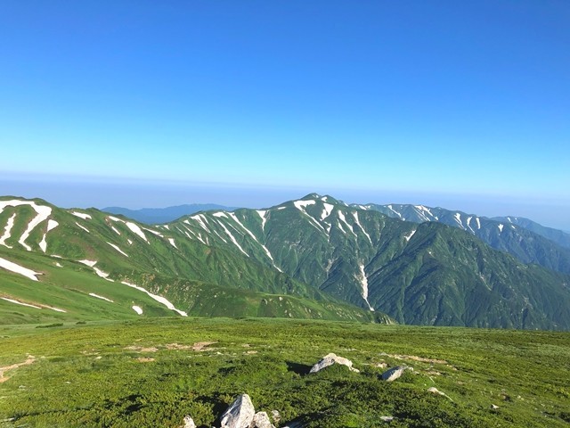 振り返っての烏帽子岳・梅花皮岳方面景色