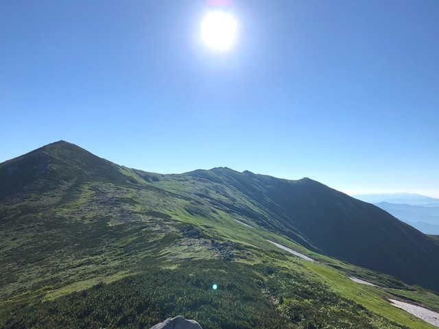 駒形山の手前から見る飯豊山の山頂