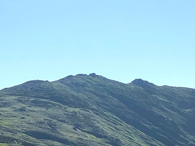 駒形山から見る飯豊山の本山小屋