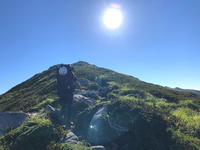 飯豊山山頂直下の登山道の様子
