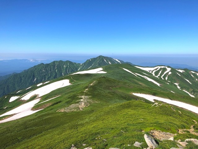 飯豊山縦走登山中の飯豊連峰の景色