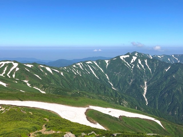 飯豊山山頂から見る梅花皮岳・烏帽子岳方面の景色