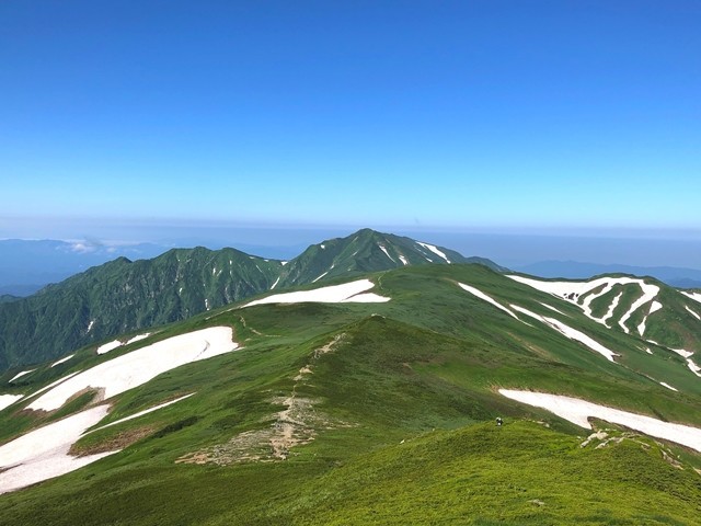 飯豊山の山頂から見る飯豊連峰