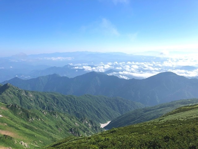 飯豊本山小屋縦走路から朝日連峰景色