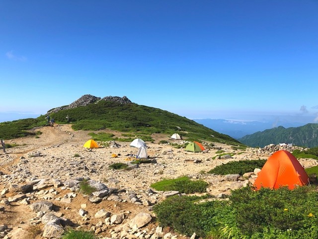 本山小屋のテント場