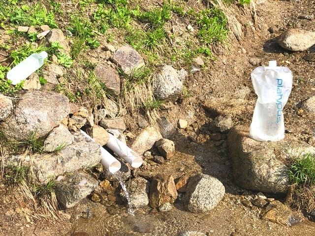 本山小屋の水場で給水している様子