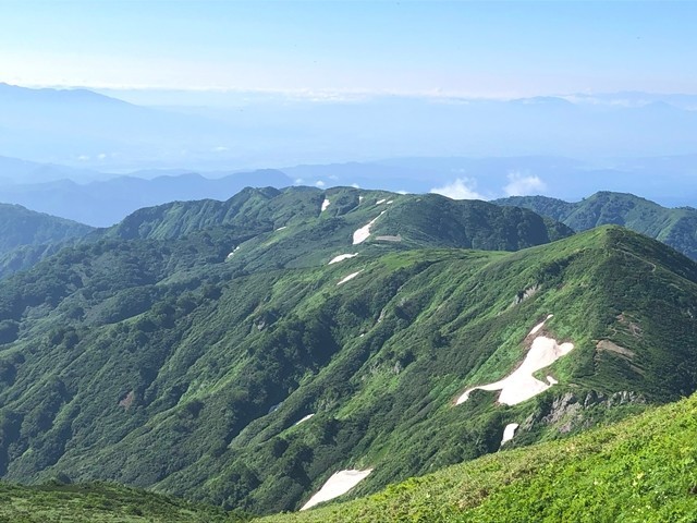 本山小屋のテント場から切合小屋とキャン場