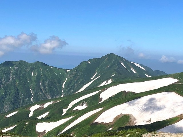 本山小屋のテント場からの飯豊連峰の景色