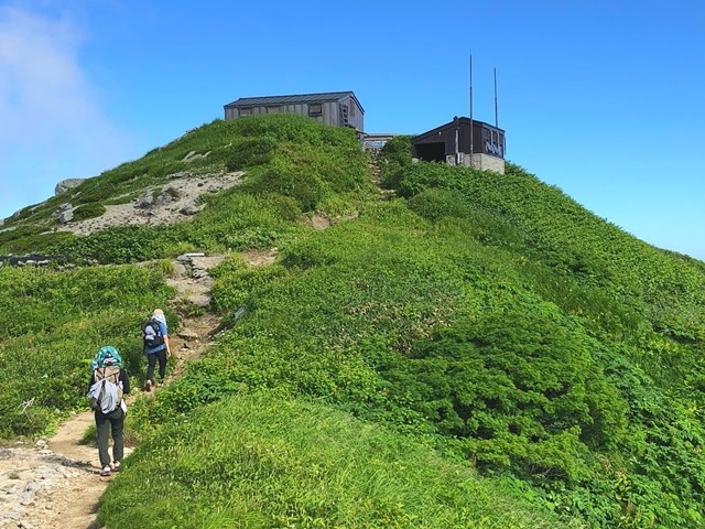 本山小屋のテント場から山小屋までのルートの様子