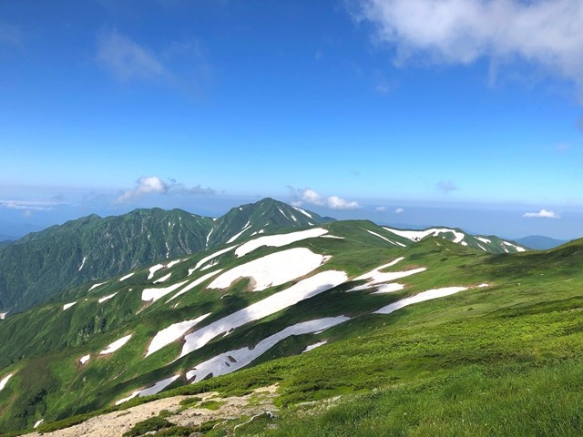 山小屋から飯豊連峰の景色