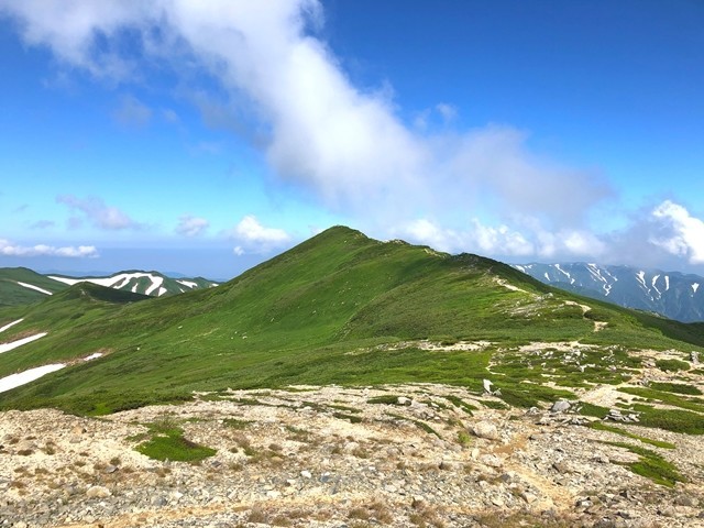 本山小屋から見る飯豊山山頂