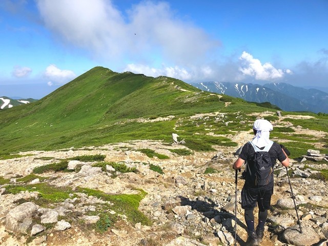 飯豊山・ダイグラ尾根を目指す登山者