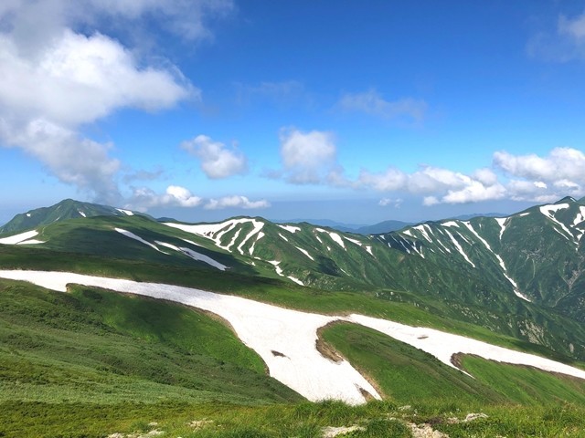 ダイグラ尾根の飯豊山の山頂直下周辺様子