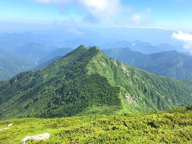 綺麗な山容をした宝珠山遠望
