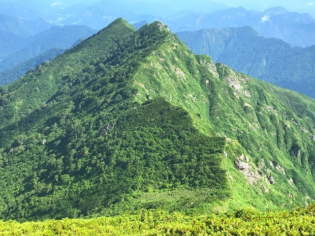 双耳峰のような宝珠山景色と縦走路