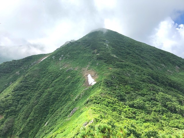 宝珠山の鞍部から見る御前坂方面の景色