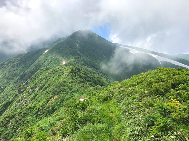 飯豊山の山頂天気が悪い