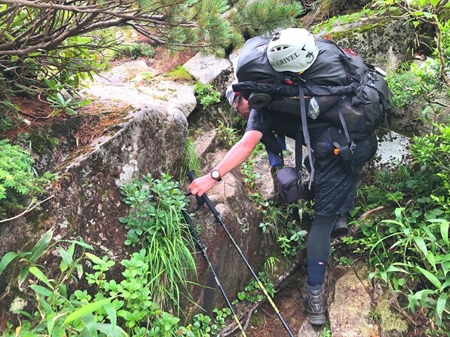 宝珠山までの登り返し岩場や急斜面登山道