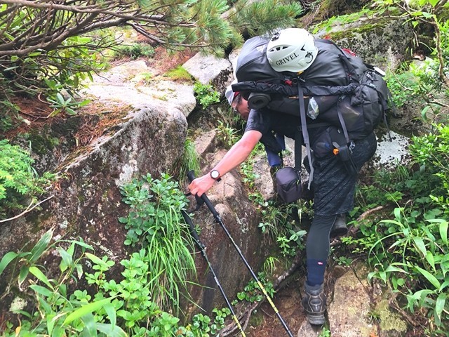 宝珠山までの登り返し岩場や急斜面登山道