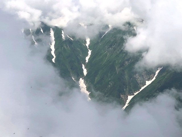 宝珠山の山頂から見る飯豊山の雪渓